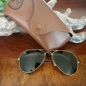 Like New!!! Ray-Ban Black and Gold Aviator Sunglasses with case